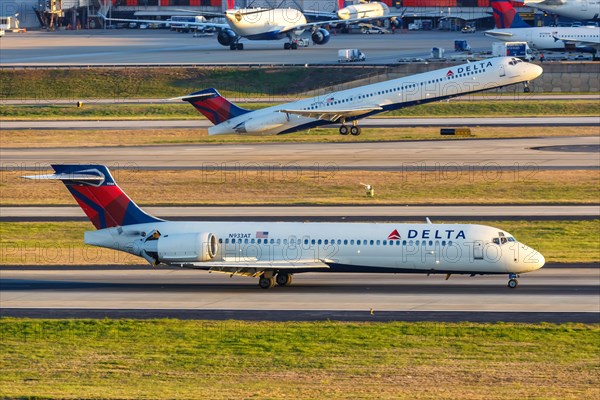 A Boeing 717-200 aircraft of Delta Air Lines with the registration N933AT at Atlanta airport