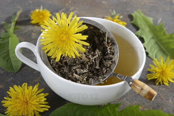 Cup dandelion tea