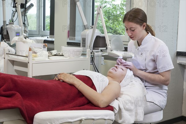 Practical training as a beautician with a vocational baccalaureate at the Elly-Heuss-Knapp-Schule