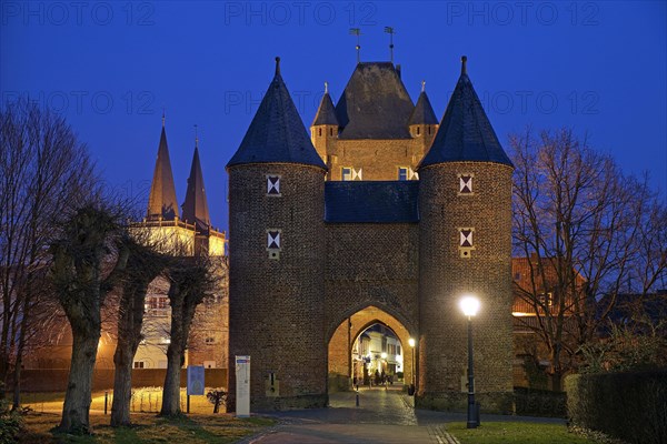 Klever Tor with the church towers of St. Viktor in the evening