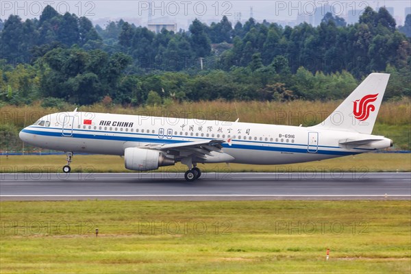 An Air China Airbus A320 aircraft with registration number B-6916 at Chengdu Airport