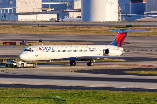 A McDonnell Douglas MD-88 aircraft of Delta Air Lines with registration N906DL at Atlanta Airport