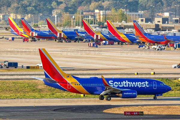 A Southwest Airlines Boeing 737-700 aircraft with registration number N433LV at Atlanta Airport