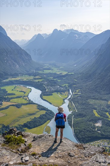 Hiker on the Romsdalseggen hike