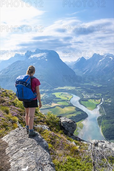 Hiker on the Romsdalseggen hike