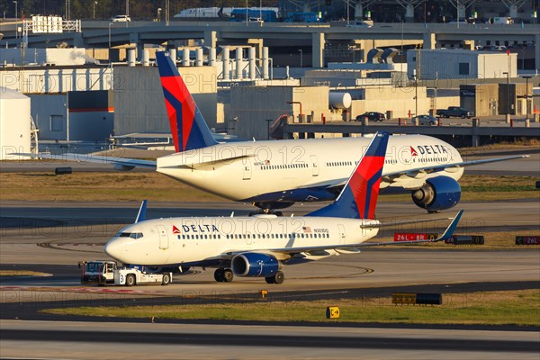 A Delta Air Lines Boeing 737-700 aircraft with registration number N303DQ at Atlanta Airport