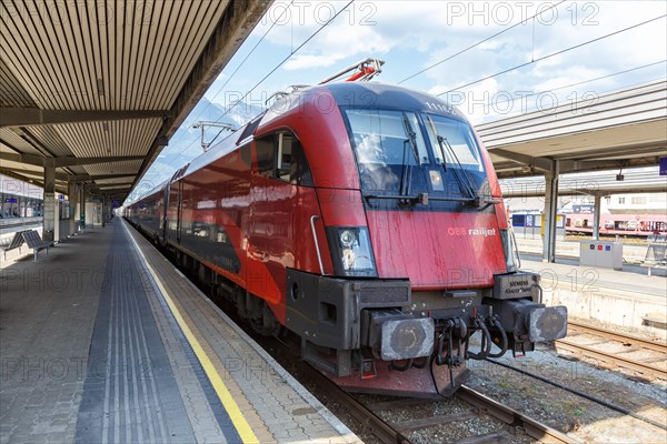 OeBB RailJet locomotive train station main station Austrian Federal Railways in Innsbruck