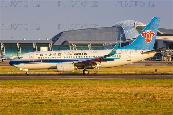 A China Southern Airlines Boeing 737-700 aircraft with registration number B-5290 at Guangzhou Airport