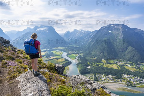 Hiker on the Romsdalseggen hike