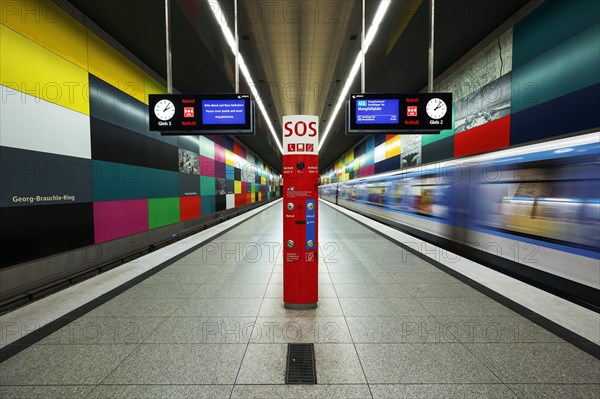 Subway station with emergency call pillar