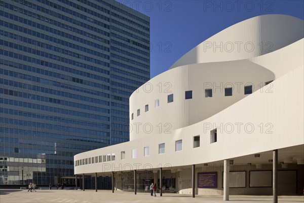 Duesseldorf Schauspielhaus in contrast to the Dreischeibenhaus