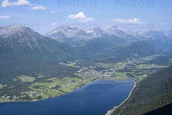 View on the hike Romsdalseggen