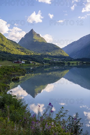 Lake Bergheimsvatnet and mountains