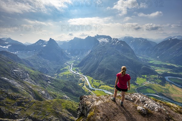 Hiker on the Romsdalseggen hike