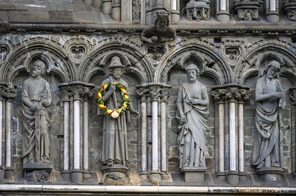 Holy figures at the entrance portal with columns