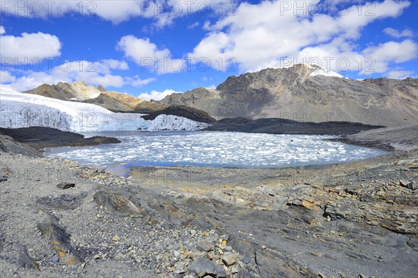 Ice floes in the lake in front of the glacier tongue