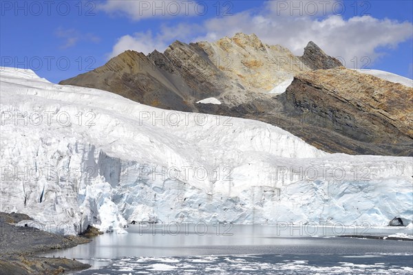 Ice floes in the lake in front of the glacier tongue