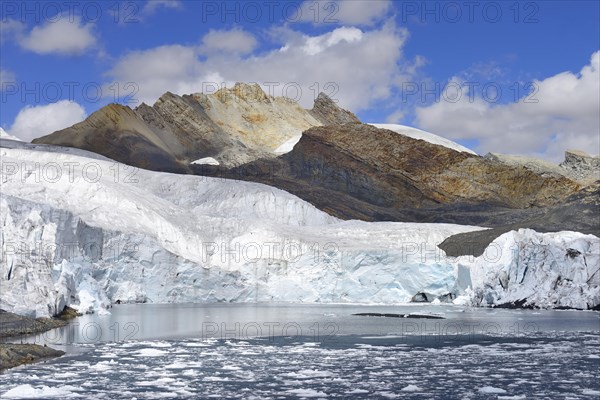 Ice floes in the lake in front of the glacier tongue