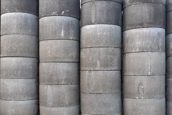 Retaining wall made of concrete pipes