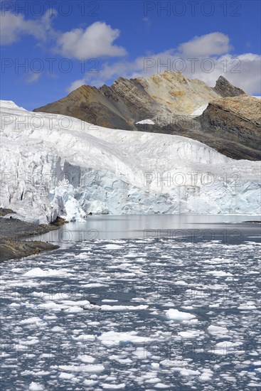 Ice floes in the lake in front of the glacier tongue