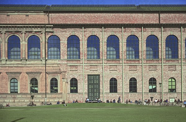 People sunbathing behind the south side of the Alte Pinakothek