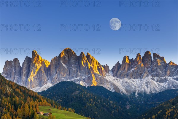 Geislergruppe in the evening light with moon