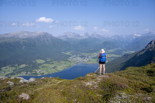 Hiker on the Romsdalseggen hike