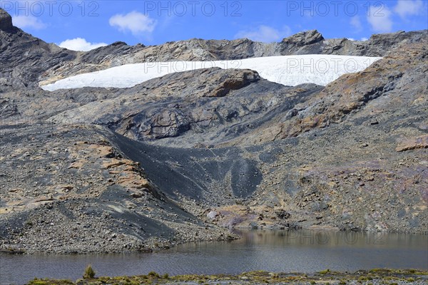 Scree between glacier Pastoruri and lake