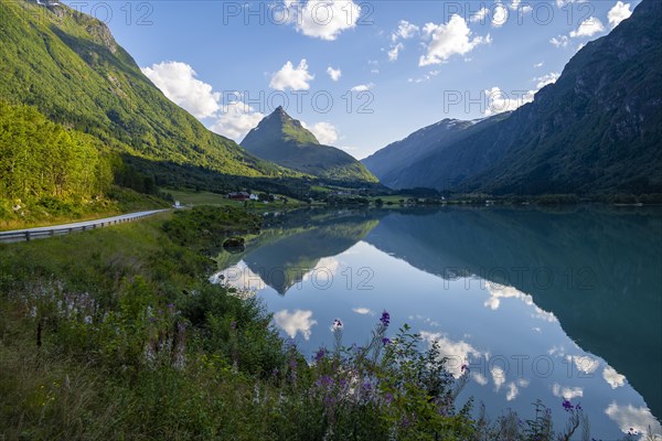 Lake Bergheimsvatnet and mountains