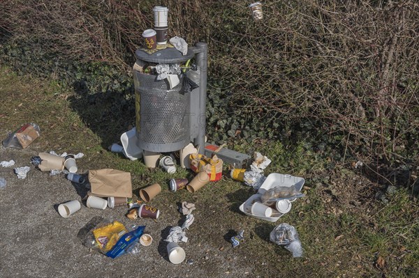 Overfilled litter bin