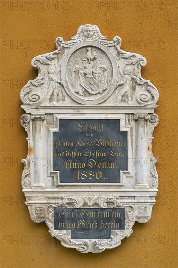 Commemorative plaque on the Lenbachhaus