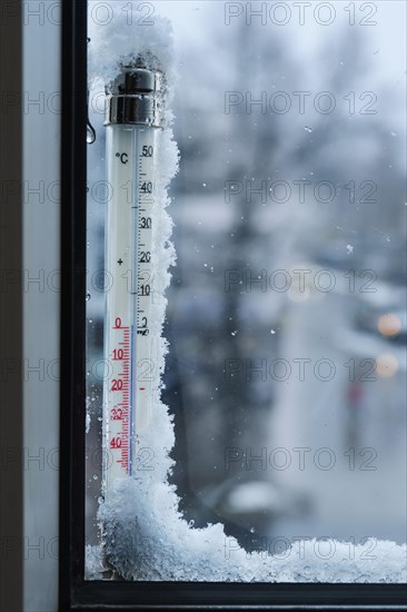 Analogue outdoor thermometer