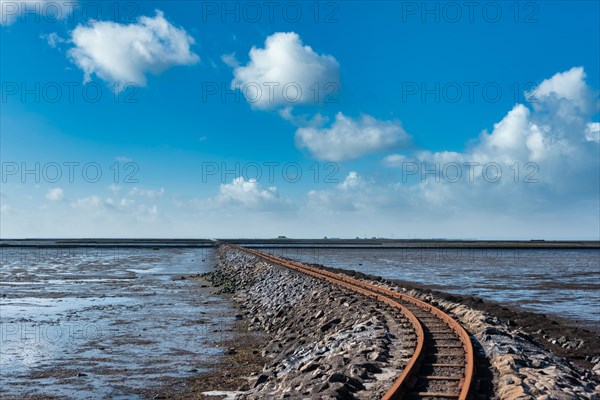 Lorendamm from Luettmoorsiel to the Hallig Nordstrandischmoor