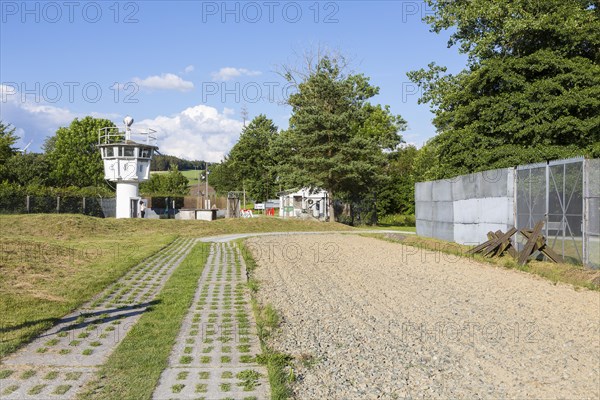 Historical border installations of the inner-German border with column road