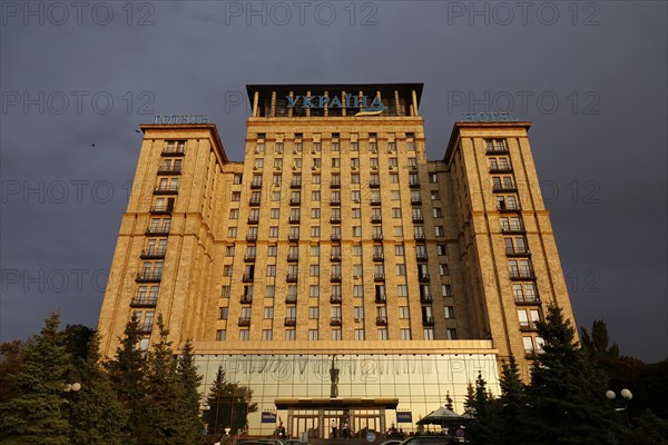 Hotel Ukrajina at Independence Square Majdan Nesaleshnosti