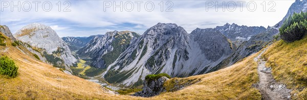 Hiking trail above the Falzthurnthal to the Lamsenjochhuette