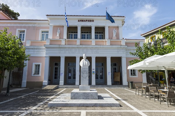 Town square of Karlovasi