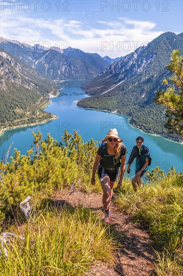 Two hikers hiking at Plansee