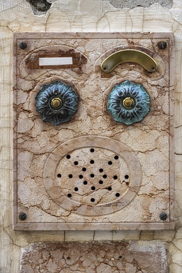 Doorbell sign on a house wall