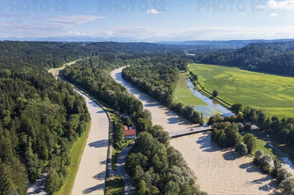 Isarwerkkanal and bridge over Isar at high water