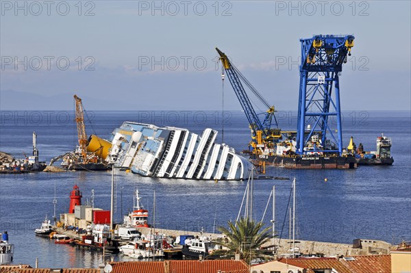 Salvage work on wrecked cruise ship