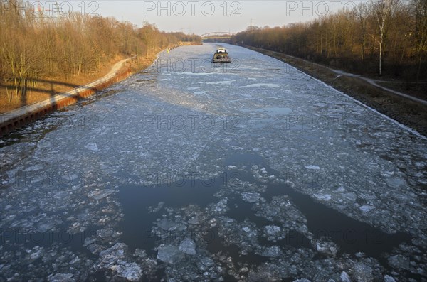 Rhine-Herne-Canal with ice floes