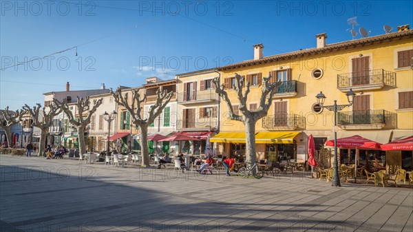 Deserted square in Arta