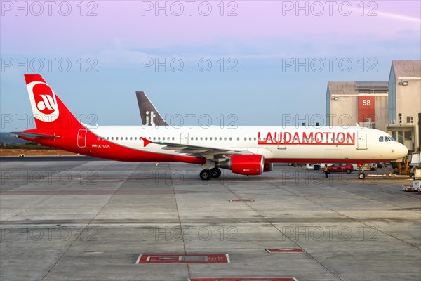 A Laudamotion Airbus A321 with the registration number OE-LCK at the airport in Palma de Majorca