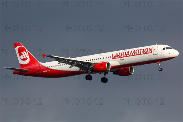 A Laudamotion Airbus A321 with registration number OE-LCG lands at Palma de Majorca Airport