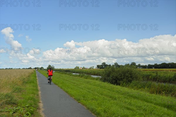 Cycle path along the Hadelner Canal