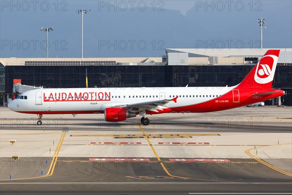 A Laudamotion Airbus A321 with the registration number OE-LCK at the airport in Palma de Majorca