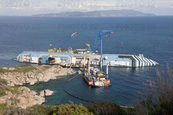 Salvage work on wrecked cruise ship