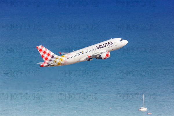 A Volotea Airbus A319 with the registration EC-MUX takes off from Palma de Majorca Airport