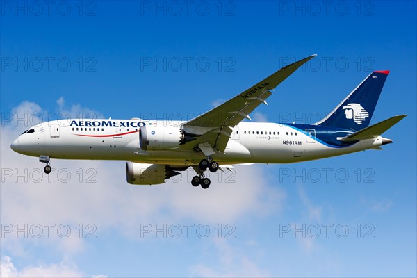 An AeroMexico Boeing 787-8 Dreamliner with registration number N961AM lands at Charles de Gaulle